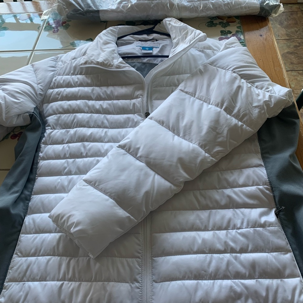 New with Tags! Columbia Water-Resistant Powder Pillow Hybrid White/Grey Jacket! - Picture 5 of 5